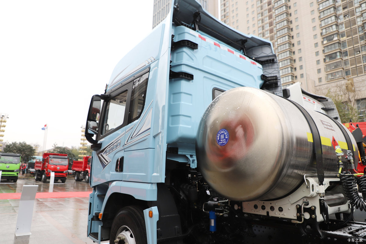 �������ó�����Q500 14.8L LNG 560���� 6X4 ��ʿ��12�� ǣ�������                                                