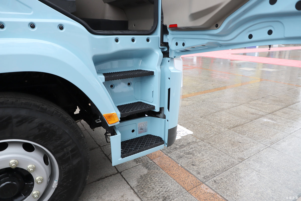 �������ó�����Q500 14.8L LNG 560���� 6X4 ��ʿ��12�� ǣ������ʻ��                                               