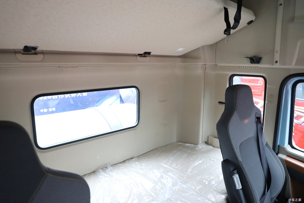 �������ó�����Q500 14.8L LNG 560���� 6X4 ��ʿ��12�� ǣ������ʻ��                                               