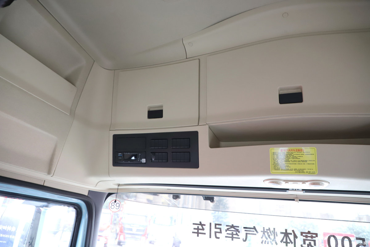 �������ó�����Q500 14.8L LNG 560���� 6X4 ��ʿ��12�� ǣ������ʻ��                                               