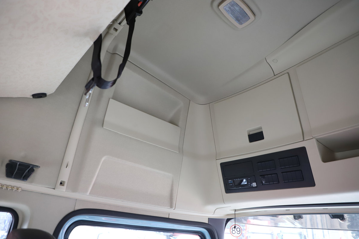 �������ó�����Q500 14.8L LNG 560���� 6X4 ��ʿ��12�� ǣ������ʻ��                                               