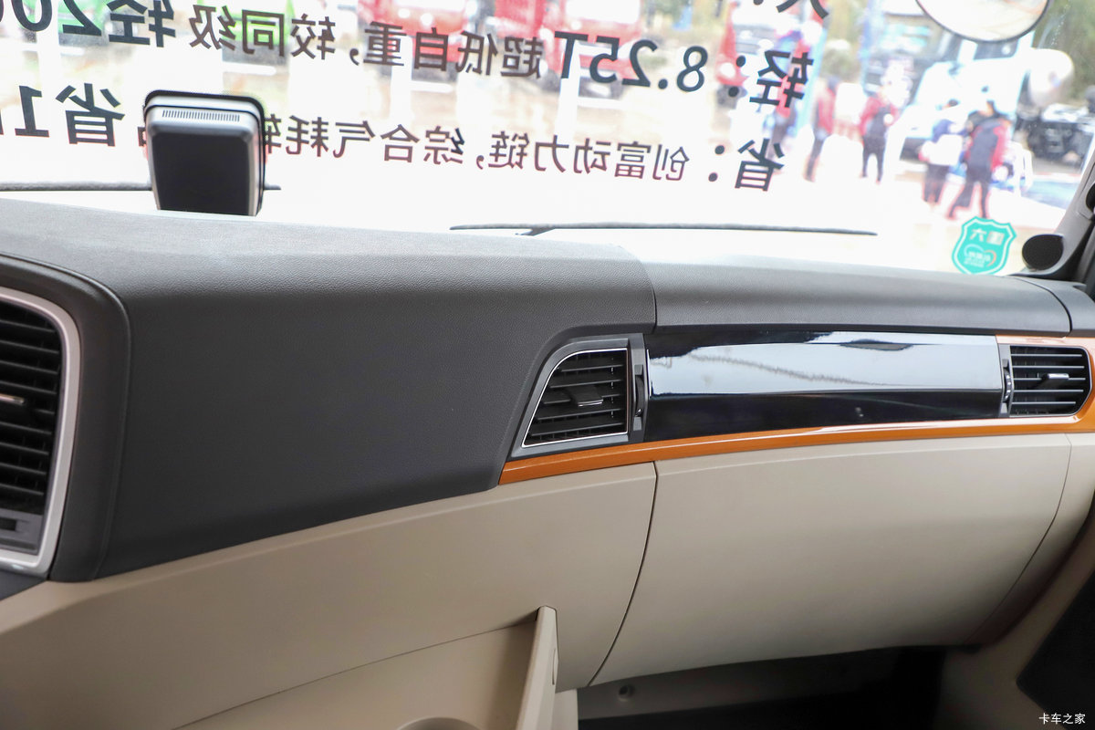 �������ó�����Q500 14.8L LNG 560���� 6X4 ��ʿ��12�� ǣ������ʻ��                                               