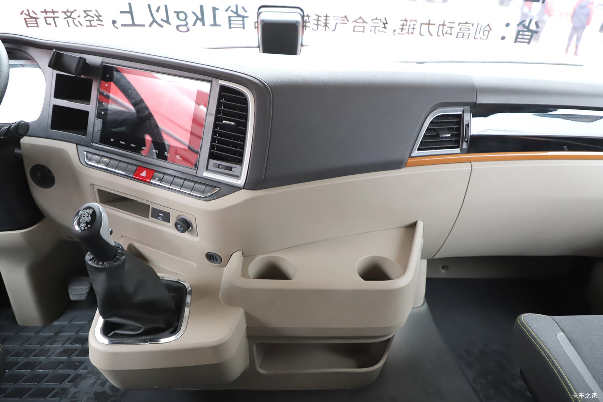 �������ó�����Q500 14.8L LNG 560���� 6X4 ��ʿ��12�� ǣ������ʻ��                                               