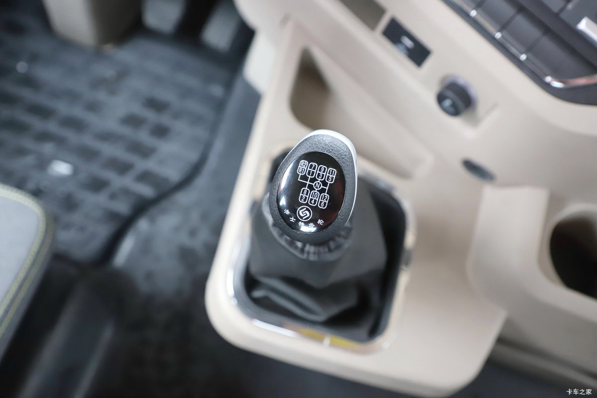 �������ó�����Q500 14.8L LNG 560���� 6X4 ��ʿ��12�� ǣ������ʻ��                                               