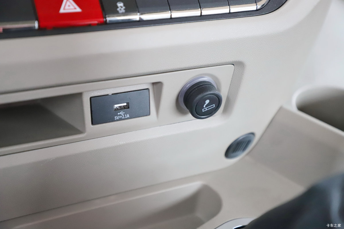 �������ó�����Q500 14.8L LNG 560���� 6X4 ��ʿ��12�� ǣ������ʻ��                                               