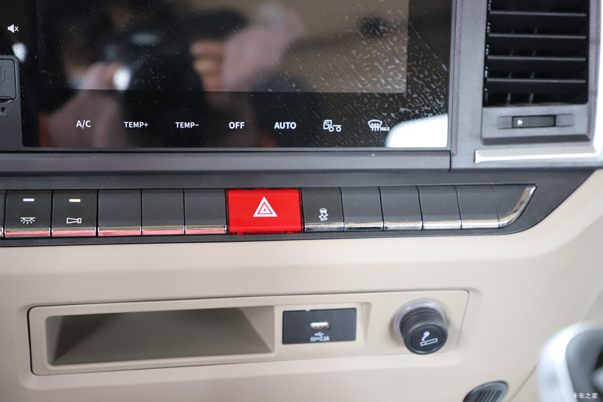 �������ó�����Q500 14.8L LNG 560���� 6X4 ��ʿ��12�� ǣ������ʻ��                                               