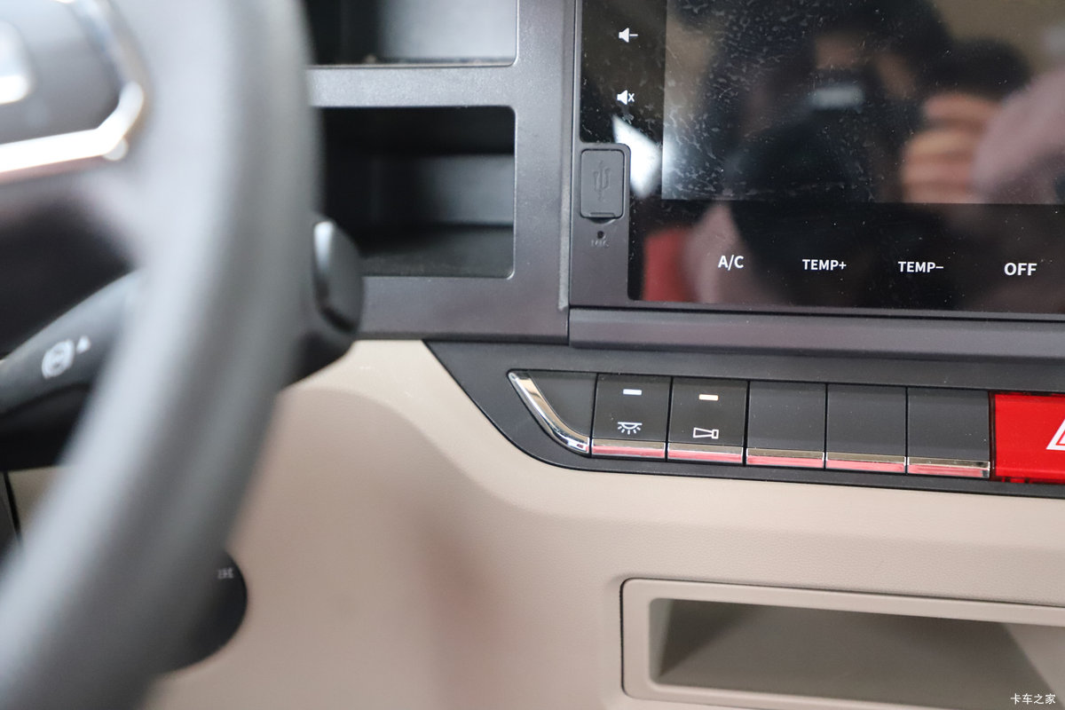 �������ó�����Q500 14.8L LNG 560���� 6X4 ��ʿ��12�� ǣ������ʻ��                                               