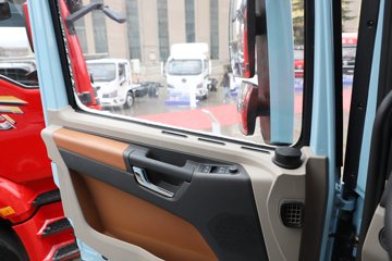 ��������Q500 14.8L LNG 560���� 6X4 ��ʿ��12�� ǣ����ͼƬ