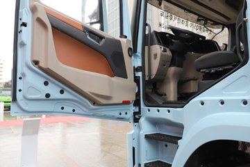 ��������Q500 14.8L LNG 560���� 6X4 ��ʿ��12�� ǣ����ͼƬ