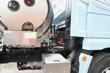 ��������Q500 14.8L LNG 560���� 6X4 ��ʿ��12�� ǣ����ͼƬ