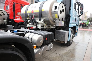 ��������Q500 14.8L LNG 560���� 6X4 ��ʿ��12�� ǣ����ͼƬ