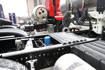 ��������Q500 14.8L LNG 560���� 6X4 ��ʿ��12�� ǣ����ͼƬ