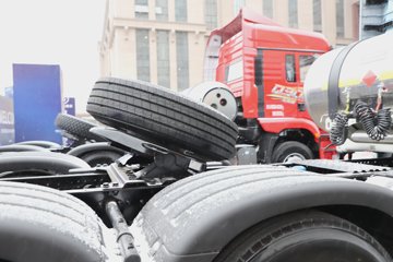 ��������Q500 14.8L LNG 560���� 6X4 ��ʿ��12�� ǣ����ͼƬ