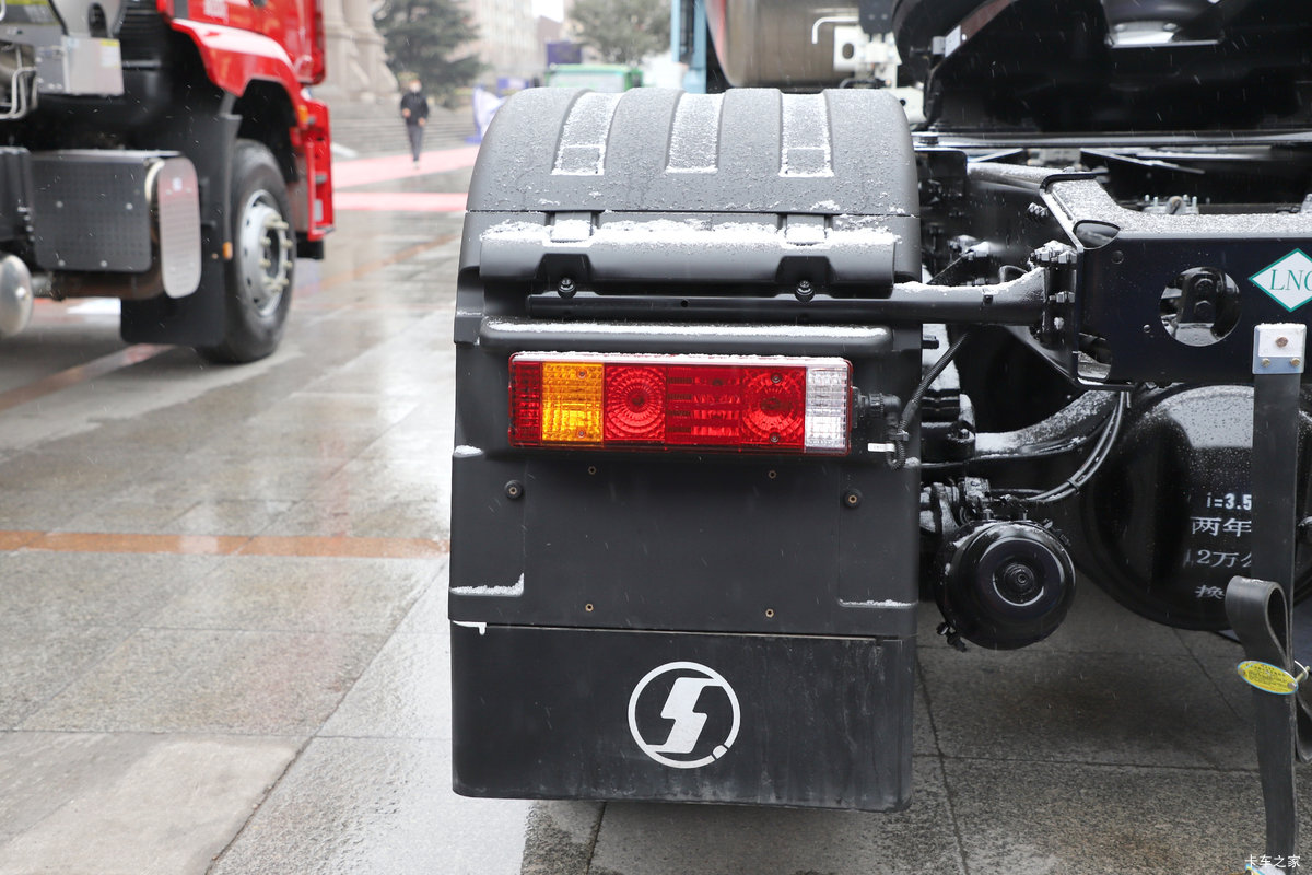 ��������Q500 14.8L LNG 560���� 6X4 ��ʿ��12�� ǣ��������                                                