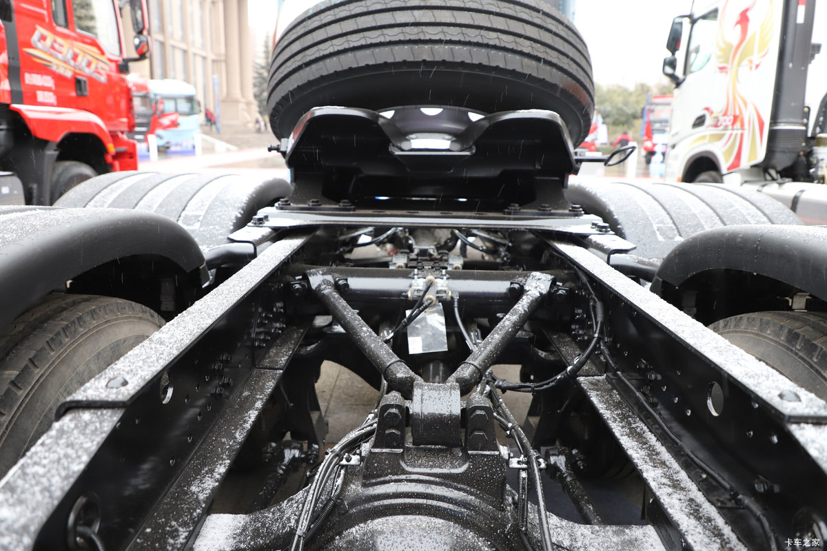 ��������Q500 14.8L LNG 560���� 6X4 ��ʿ��12�� ǣ��������                                                