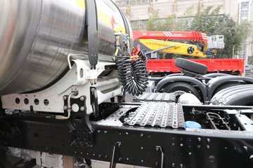 ��������Q500 14.8L LNG 560���� 6X4 ��ʿ��12�� ǣ����ͼƬ