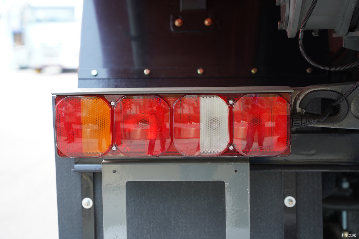 �����ǵ¿�SITRAK G7S 12.4L���� 580���� 8X4 �й�����12�� 6.8����ж������                                                