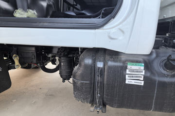 ����Ծ�� ����S100V  130���� ����5�� Һɲ 3.2��˫������΢��ͼƬ