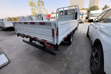 ����Ծ�� ����S100V  130���� ����5�� Һɲ 3.2��˫������΢��ͼƬ