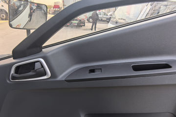 ����Ծ�� ��ԽC300 ��ֵ�� 2.3L���� 142���� ���5�� 3.7�׵��������ῨͼƬ