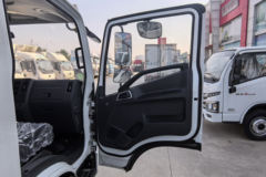 上汽跃进 超越C300 超值版 2.3L柴油 142马力 株齿5档 3.7米单排栏板轻卡