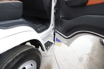 �������ó�����G300 Rro 2.5L���� 180���� ��ʿ��8�� 4.2�׵�����ʽ�ῨͼƬ