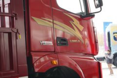 陕汽德龙M5000 7L柴油 350马力 4X2 6.8米仓栅式载货车