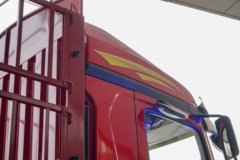 陕汽德龙M5000 7L柴油 350马力 4X2 6.8米仓栅式载货车