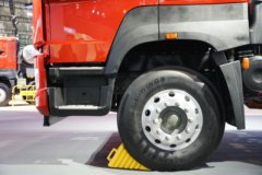 中国重汽成都商用车 V7-X 6X4 增程混合动力牵引车 140kWh