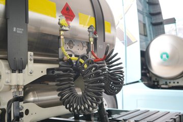 ��������X6000 ��ѡ�� 14.6L LNG 630���� 6X4 ��ʿ��16�� AMT�Զ��� ǣ����ͼƬ