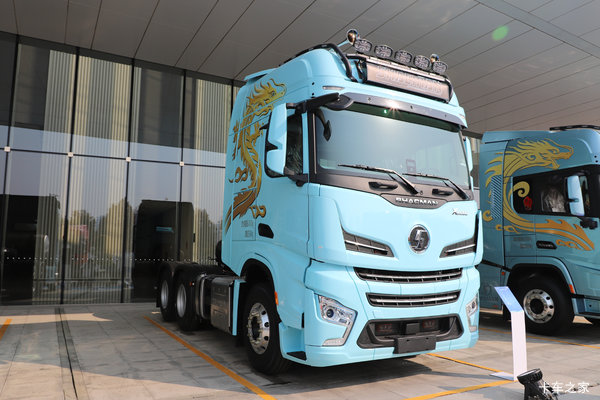 陕汽德龙X6000 臻选版 13.5L柴油 630马力 6X4 法士特16档 AMT自动档 牵引车