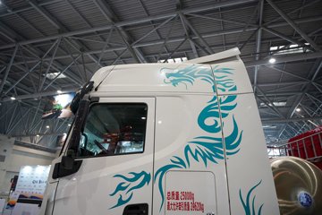 ���������콢KX 14.5L LNG 630���� 6X4 Ӯ�� AMT����һ�� ǣ����ͼƬ