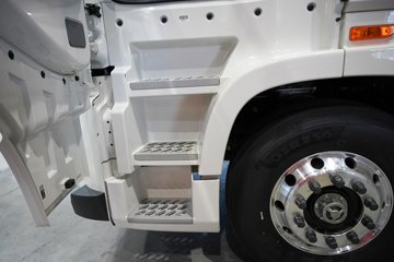 ���������콢KX 14.5L LNG 630���� 6X4 Ӯ�� AMT����һ�� ǣ����ͼƬ