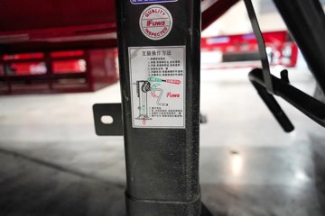 ���������콢KX 14.5L LNG 630���� 6X4 Ӯ�� AMT����һ�� ǣ����ͼƬ