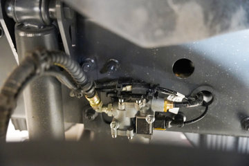 ��������KL 12.9L LNG 540���� 6X4 ����14�� ǣ����ͼƬ