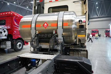 ��������KL 12.9L LNG 540���� 6X4 ����14�� ǣ����ͼƬ