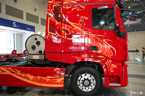 东风天龙旗舰KX 新嵘耀版 12.9L LNG 540马力 6X4 东风12档 AMT自动档 牵引车