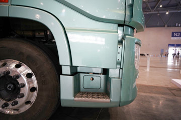 ���������콢KX ���߰� LNG 700���� 6X4 AMT����һ�� ǣ����ͼƬ