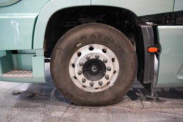 ���������콢KX ���߰� LNG 700���� 6X4 AMT����һ�� ǣ����ͼƬ