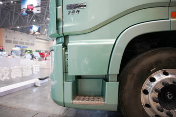 ���������콢KX ���߰� LNG 700���� 6X4 AMT����һ�� ǣ����ͼƬ