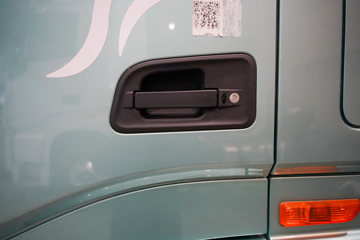 ���������콢KX ���߰� LNG 700���� 6X4 AMT����һ�� ǣ����ͼƬ