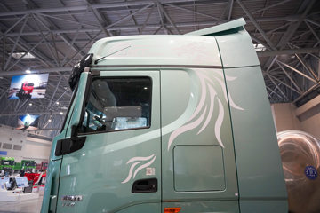 ���������콢KX ���߰� LNG 700���� 6X4 AMT����һ�� ǣ����ͼƬ