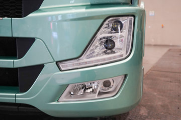 ���������콢KX ���߰� LNG 700���� 6X4 AMT����һ�� ǣ����ͼƬ