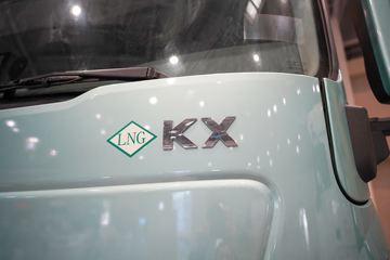 ���������콢KX ���߰� LNG 700���� 6X4 AMT����һ�� ǣ����ͼƬ