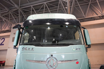 ���������콢KX ���߰� LNG 700���� 6X4 AMT����һ�� ǣ����ͼƬ