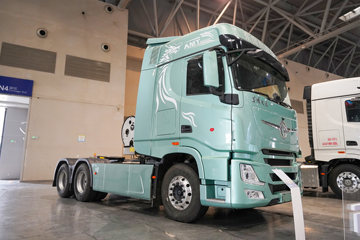 ���������콢KX ���߰� LNG 700���� 6X4 AMT����һ�� ǣ����ͼƬ