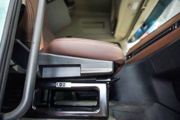 ���������콢KX ���߰� LNG 700���� 6X4 AMT����һ�� ǣ����ͼƬ