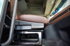 天龙旗舰KX&nbsp;牵引车驾驶室                                               图片