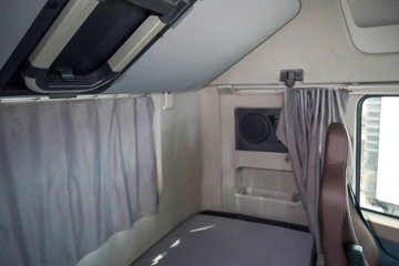 ���������콢KX ���߰� LNG 700���� 6X4 AMT����һ�� ǣ����ͼƬ