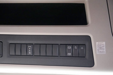 ���������콢KX ���߰� LNG 700���� 6X4 AMT����һ�� ǣ����ͼƬ